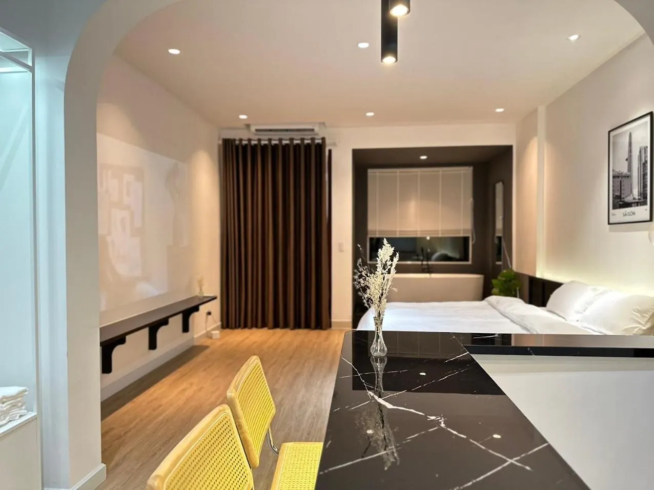 Can Ho Bon Tam, Ban Cong Doc Dao O Quan 10 Ho Chi Minh City Apartment